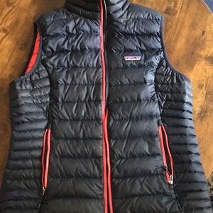 Navy woman’s Patagonia vest fitted, coral inside size medium